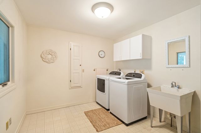 39 Stuart Rd, Rochester, MA 02770