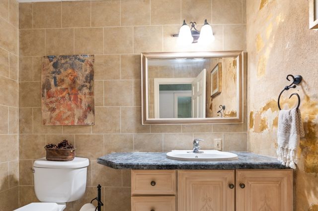 39 Stuart Rd, Rochester, MA 02770