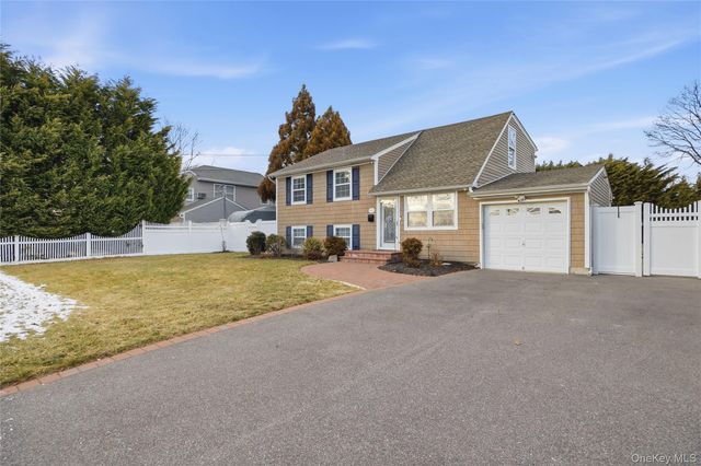 147 Ruth Street, West Islip, NY 11795