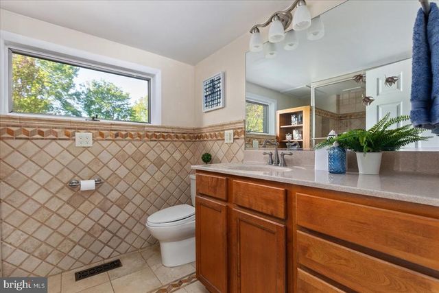 146 LIZZIE MILLS RD, Castleton, VA 22716