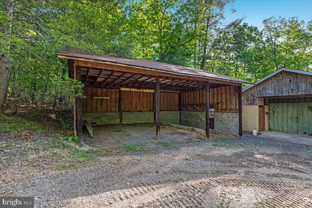 146 LIZZIE MILLS RD, Castleton, VA 22716
