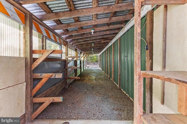 146 LIZZIE MILLS RD, Castleton, VA 22716