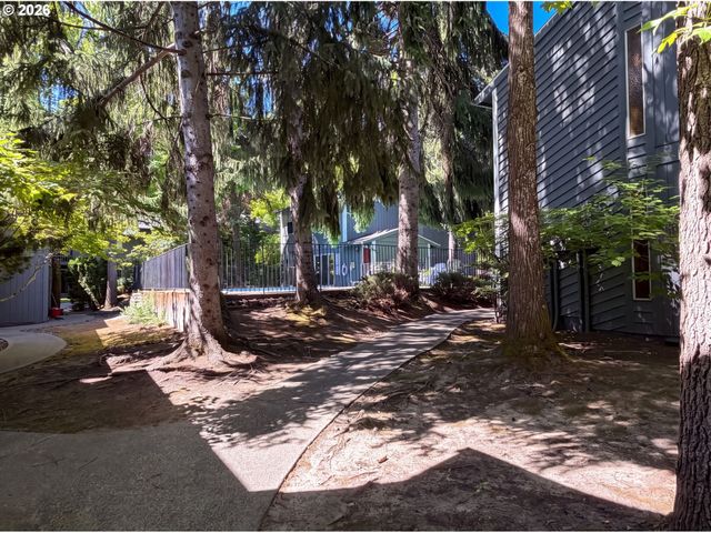650 Sw Meadow Dr 209, Beaverton, OR 97006