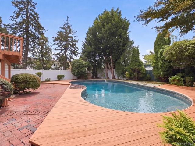 3400 Courtney Place, Baldwin, NY 11510
