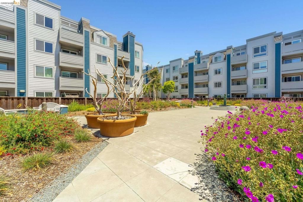 Image 23 of property listing at 6400 6400 Christie Ave 2410, Emeryville, CA 94608
