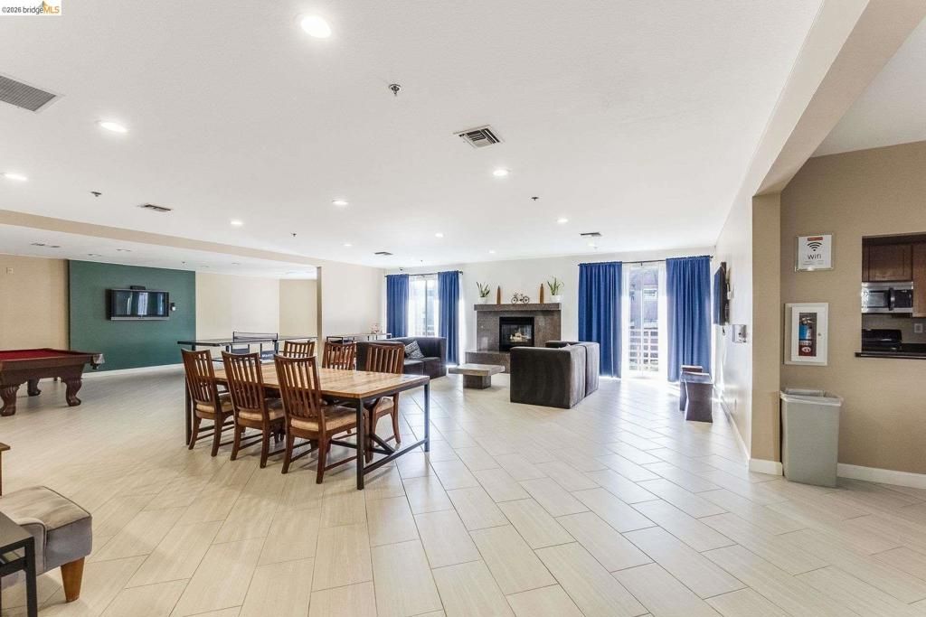 Image 37 of property listing at 6400 6400 Christie Ave 2410, Emeryville, CA 94608