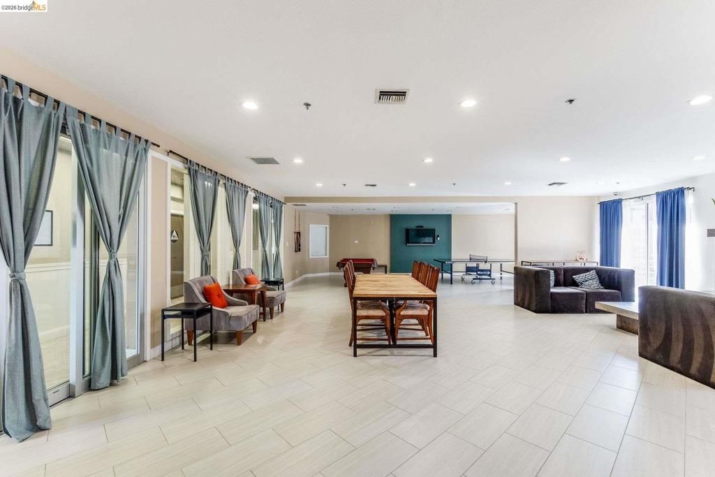 Image 38 of property listing at 6400 6400 Christie Ave 2410, Emeryville, CA 94608