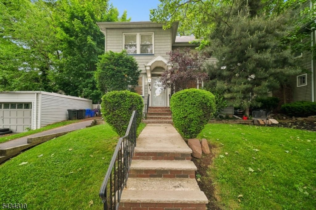 210 Hillside Rd, Elizabeth City, NJ 07208
