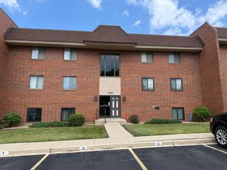 140 E Fountainview Lane 2B, Lombard, IL 60148