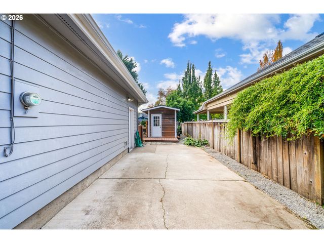 2860 BARBADOS Dr, Eugene, OR 97408