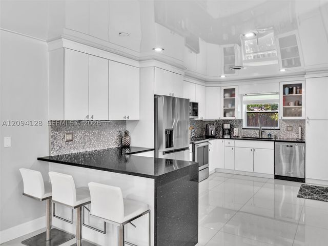 5121 NE 30th Ter, Lighthouse Point, FL 33064