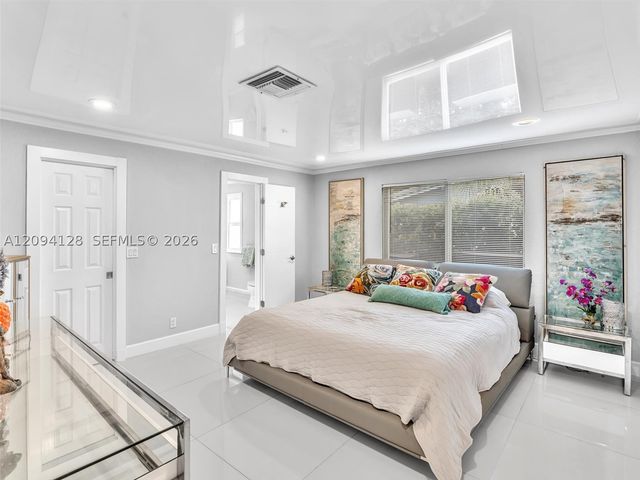 5121 NE 30th Ter, Lighthouse Point, FL 33064
