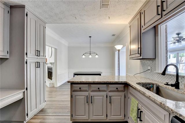 7111 Saint Charles Square, Roswell, GA 30075