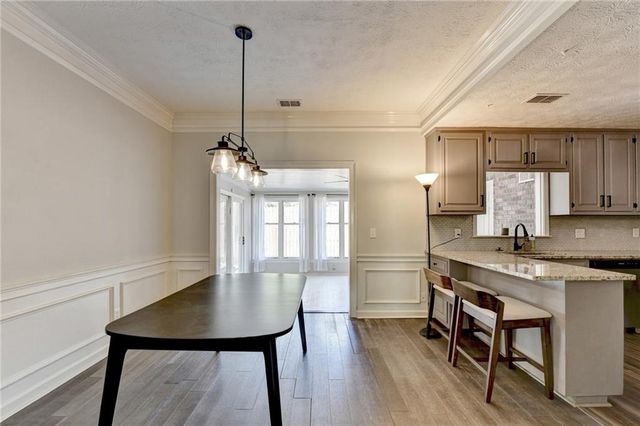 7111 Saint Charles Square, Roswell, GA 30075