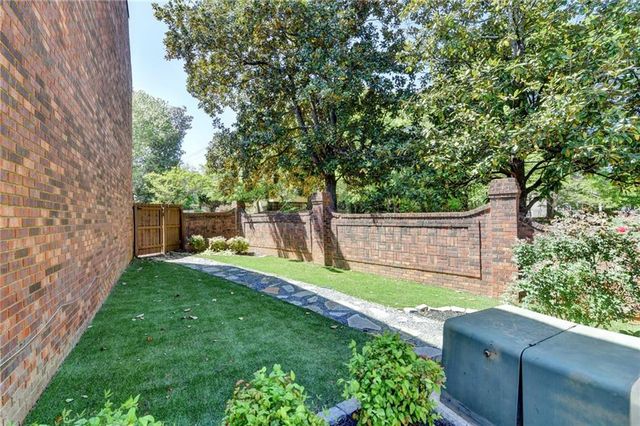 7111 Saint Charles Square, Roswell, GA 30075