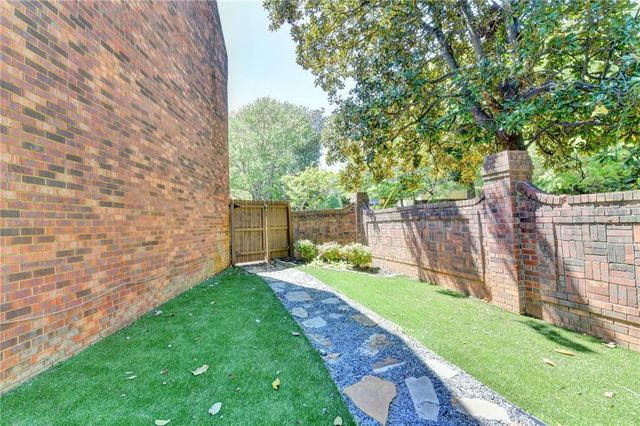 7111 Saint Charles Square, Roswell, GA 30075