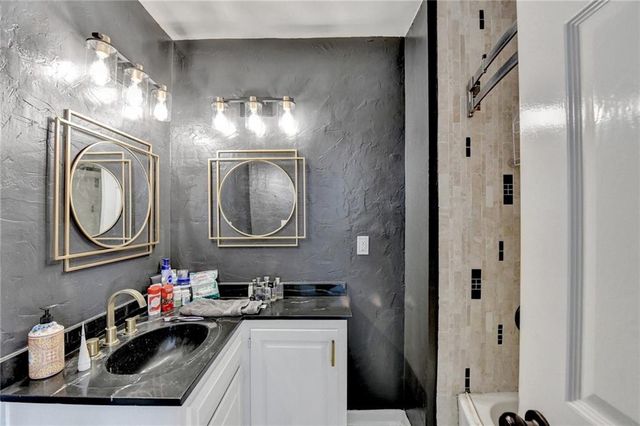 7111 Saint Charles Square, Roswell, GA 30075