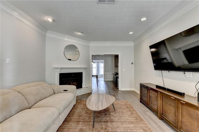 7111 Saint Charles Square, Roswell, GA 30075