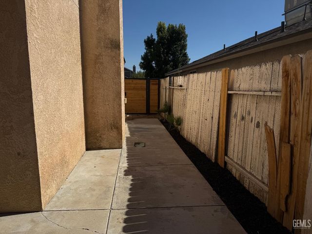 1304 Canyon Court, Bakersfield, CA 93307