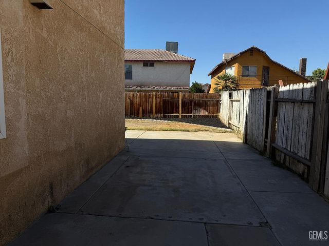 1304 Canyon Court, Bakersfield, CA 93307