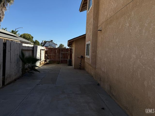 1304 Canyon Court, Bakersfield, CA 93307