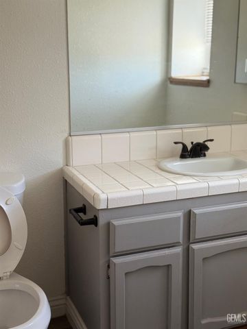 1304 Canyon Court, Bakersfield, CA 93307