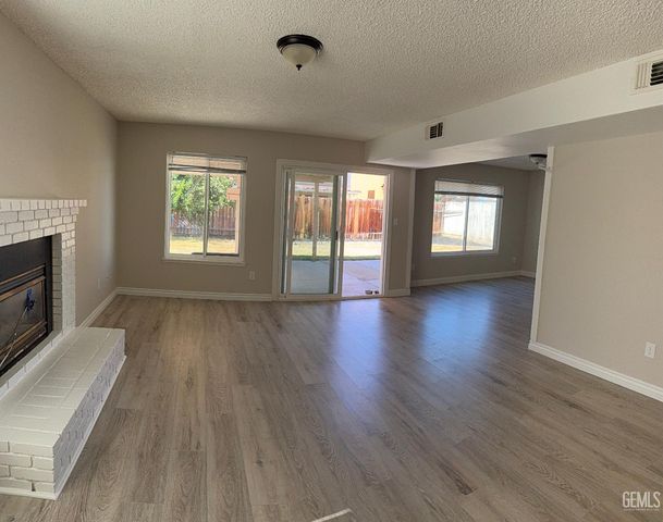 1304 Canyon Court, Bakersfield, CA 93307