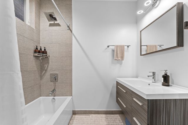 2437 W Jackson Boulevard, Chicago, IL 60612