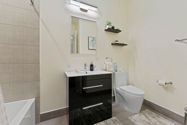 2437 W Jackson Boulevard, Chicago, IL 60612