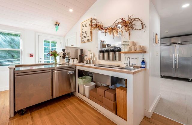 162 Main St, Essex, MA 01929