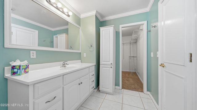 5340 GATHERING OAKS Court E, Jacksonville, FL 32258