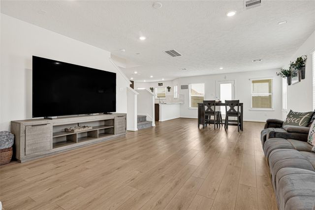 5510 Blackbird Lane, Hitchcock, TX 77563