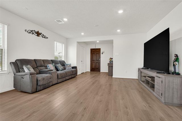 5510 Blackbird Lane, Hitchcock, TX 77563