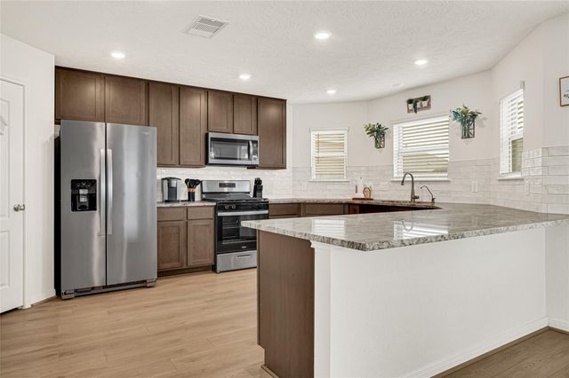 5510 Blackbird Lane, Hitchcock, TX 77563