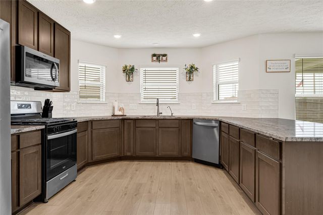 5510 Blackbird Lane, Hitchcock, TX 77563