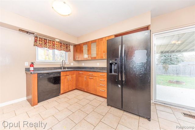 8234 Perrin Avenue, Westland, MI 48185