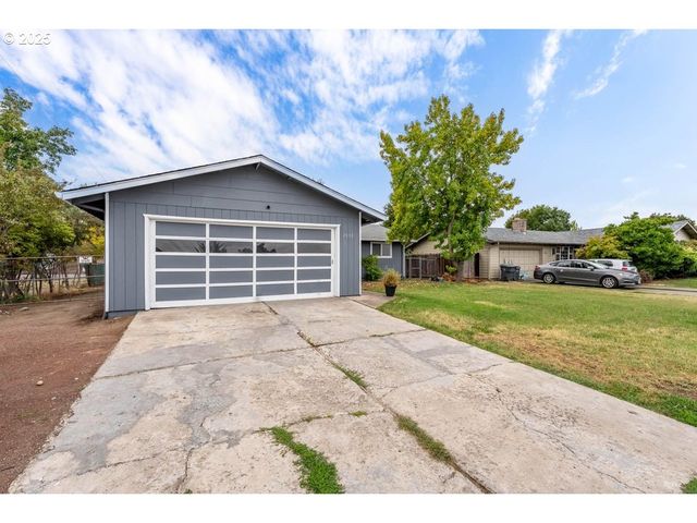 2098 DELTA WATERS Rd, Medford, OR 97504