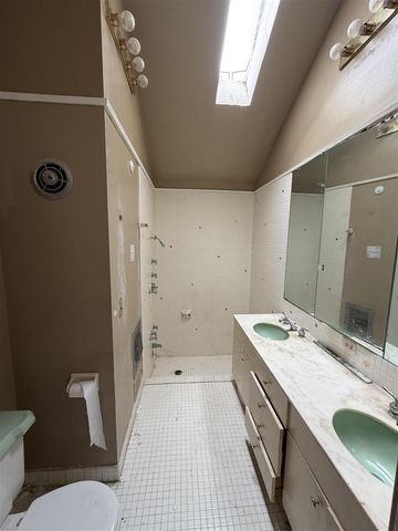 1322 Woodkrest Drive, Flint, MI 48532