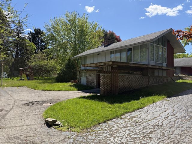 1322 Woodkrest Drive, Flint, MI 48532
