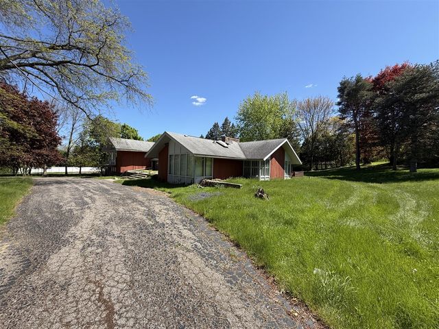 1322 Woodkrest Drive, Flint, MI 48532