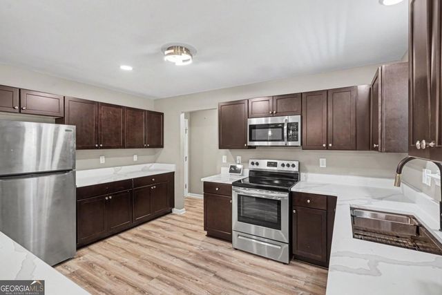 1128 Oak Hollow Lane, Hampton, GA 30228