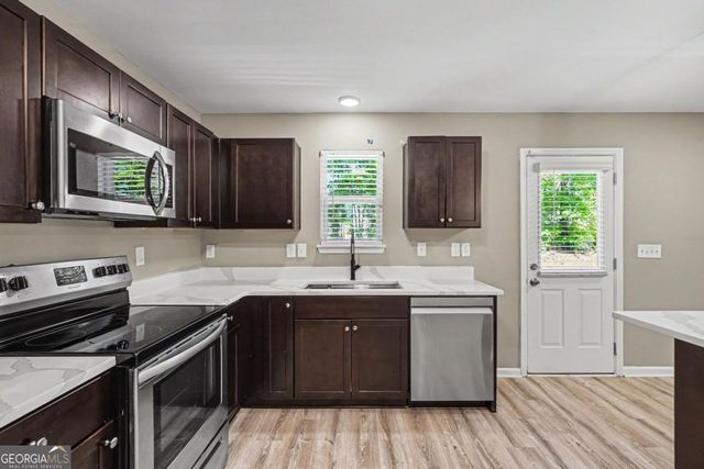 1128 Oak Hollow Lane, Hampton, GA 30228