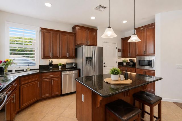 2049 Avignon Ln, Roseville, CA 95747