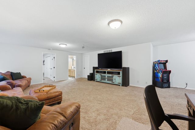 1410 Northpointe Ct, Andover, KS 67002