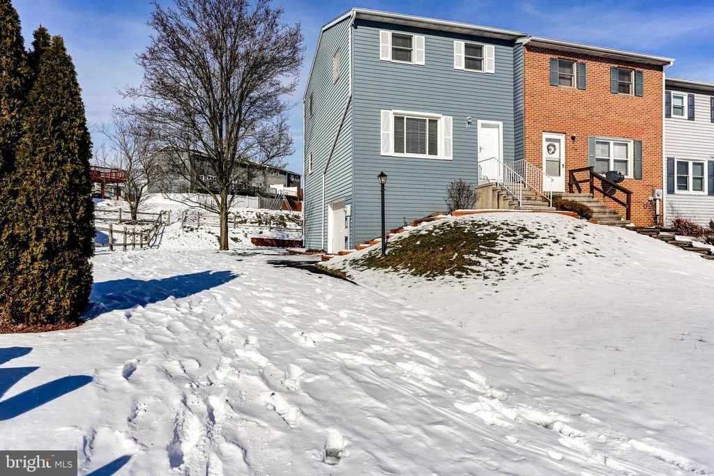 21 MALL RD, Etters, PA 17319