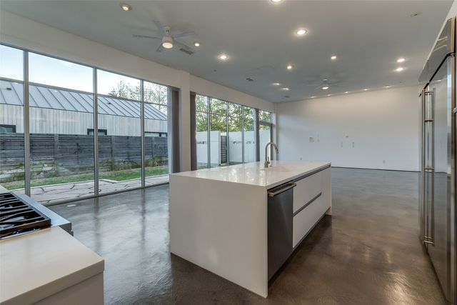 30 Vanguard Way, Dallas, TX 75243