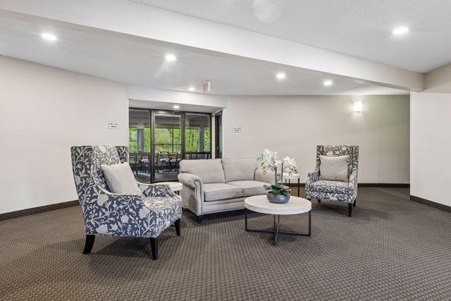 7401 W 101st Street 320, Bloomington, MN 55438