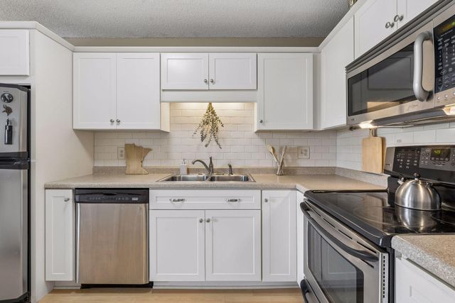 7401 W 101st Street 320, Bloomington, MN 55438