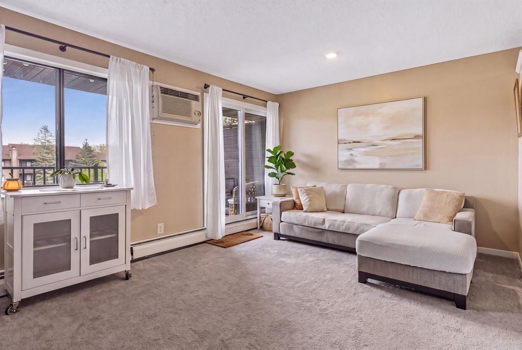7401 W 101st Street 320, Bloomington, MN 55438