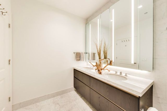 363 E Wacker Drive 5105, Chicago, IL 60601